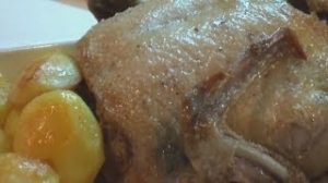 Утка жаренная с яблоками