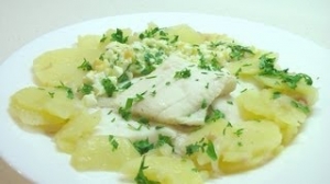 Отварная камбала с картофелем и шпигом