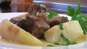 Тушеное мясо (говядина или другое) с айвой